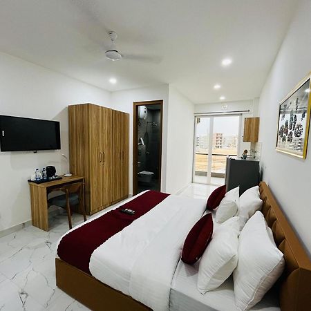 The Lodgers Studio Apartment Infront Of Artemis Hospital Gurugram グルガウン エクステリア 写真