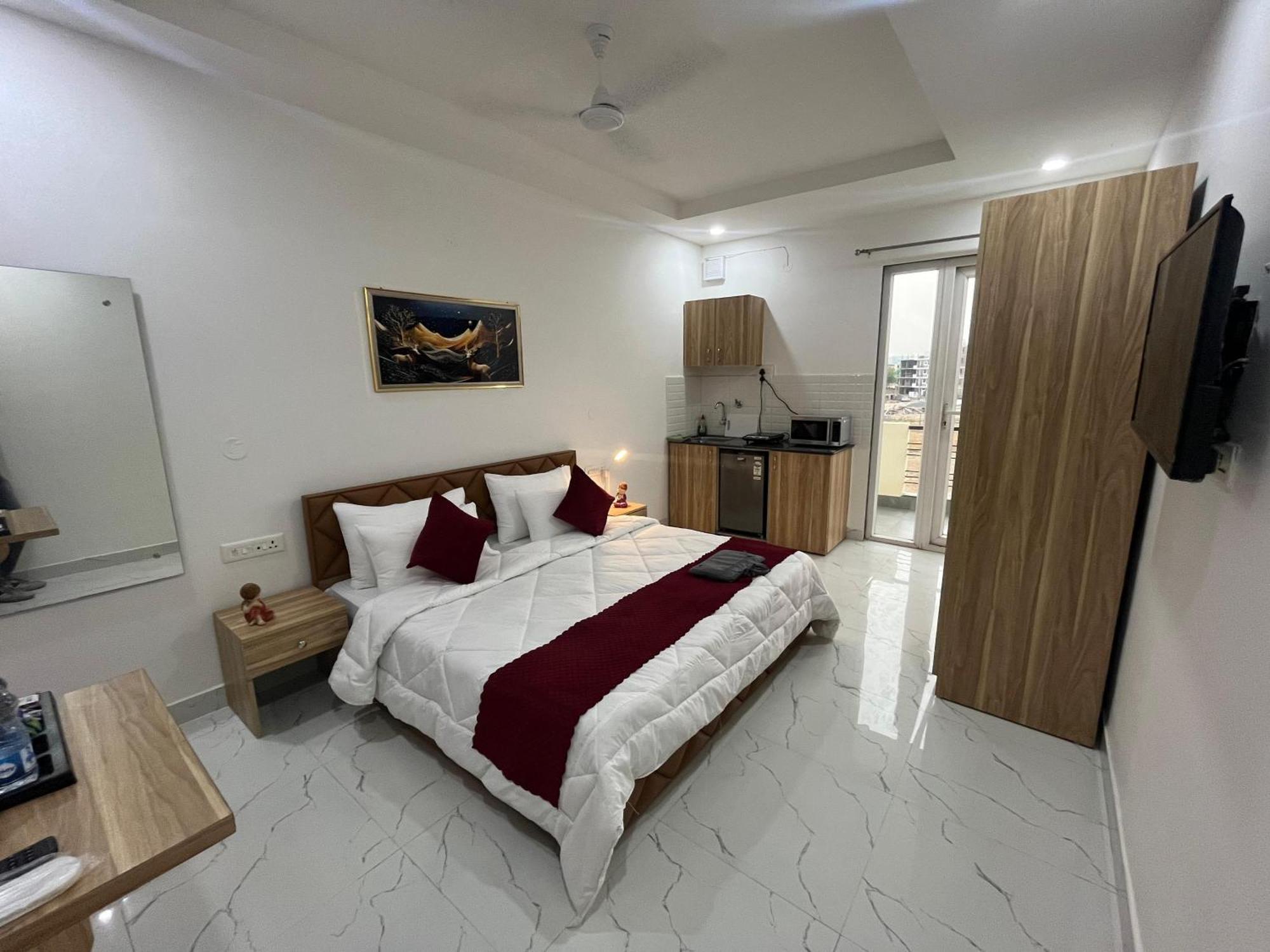 The Lodgers Studio Apartment Infront Of Artemis Hospital Gurugram グルガウン エクステリア 写真