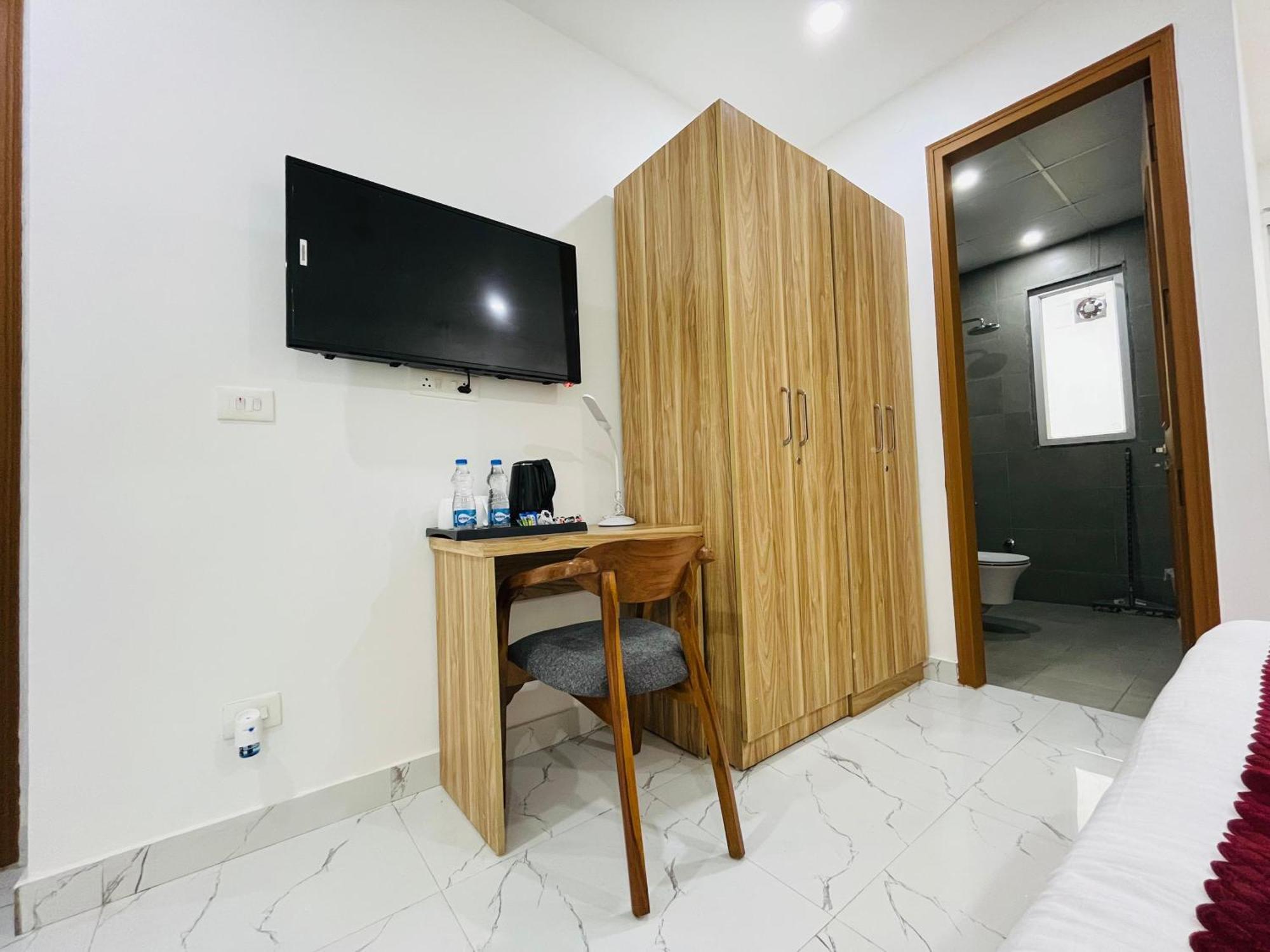 The Lodgers Studio Apartment Infront Of Artemis Hospital Gurugram グルガウン エクステリア 写真