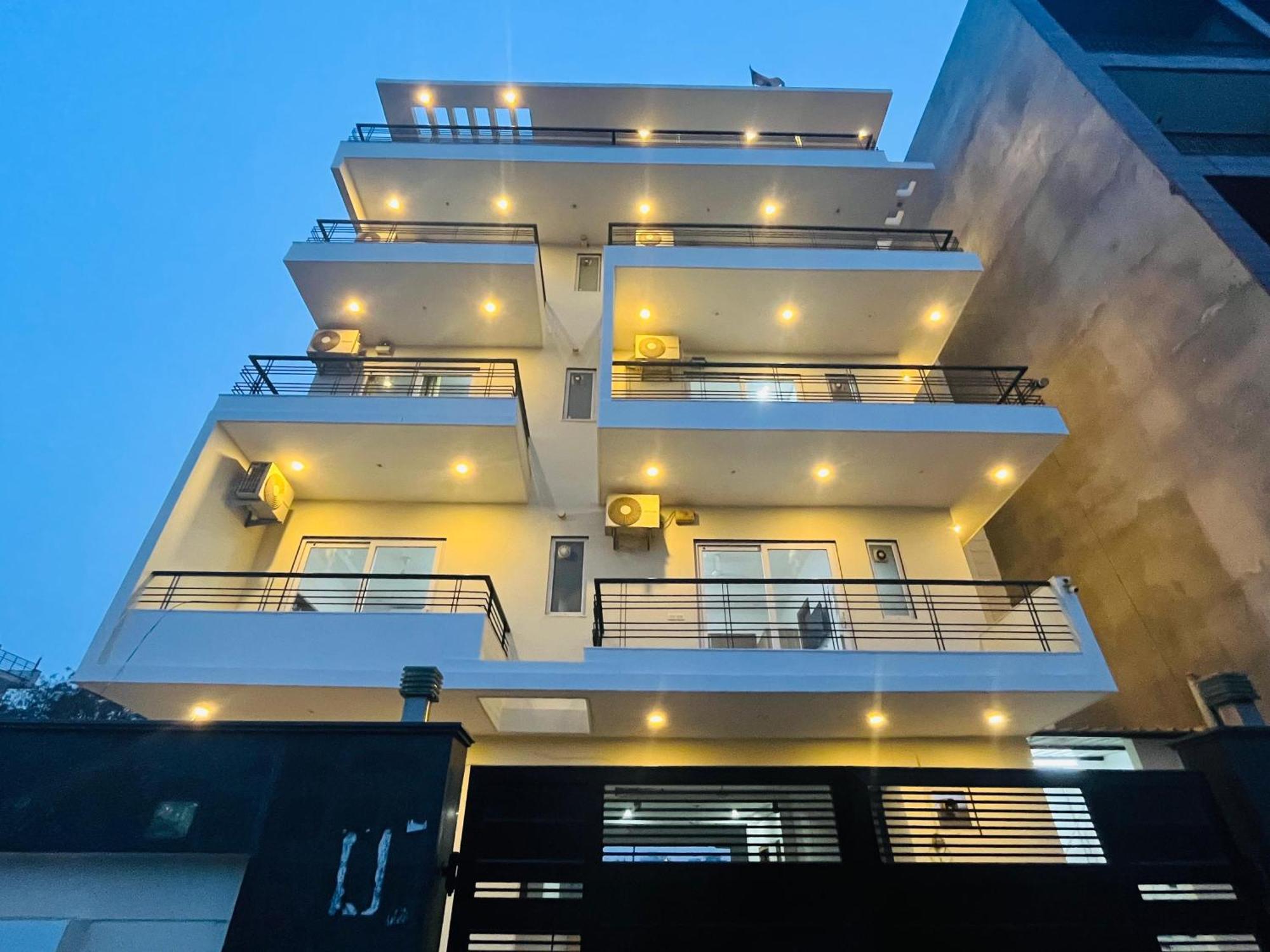 The Lodgers Studio Apartment Infront Of Artemis Hospital Gurugram グルガウン エクステリア 写真