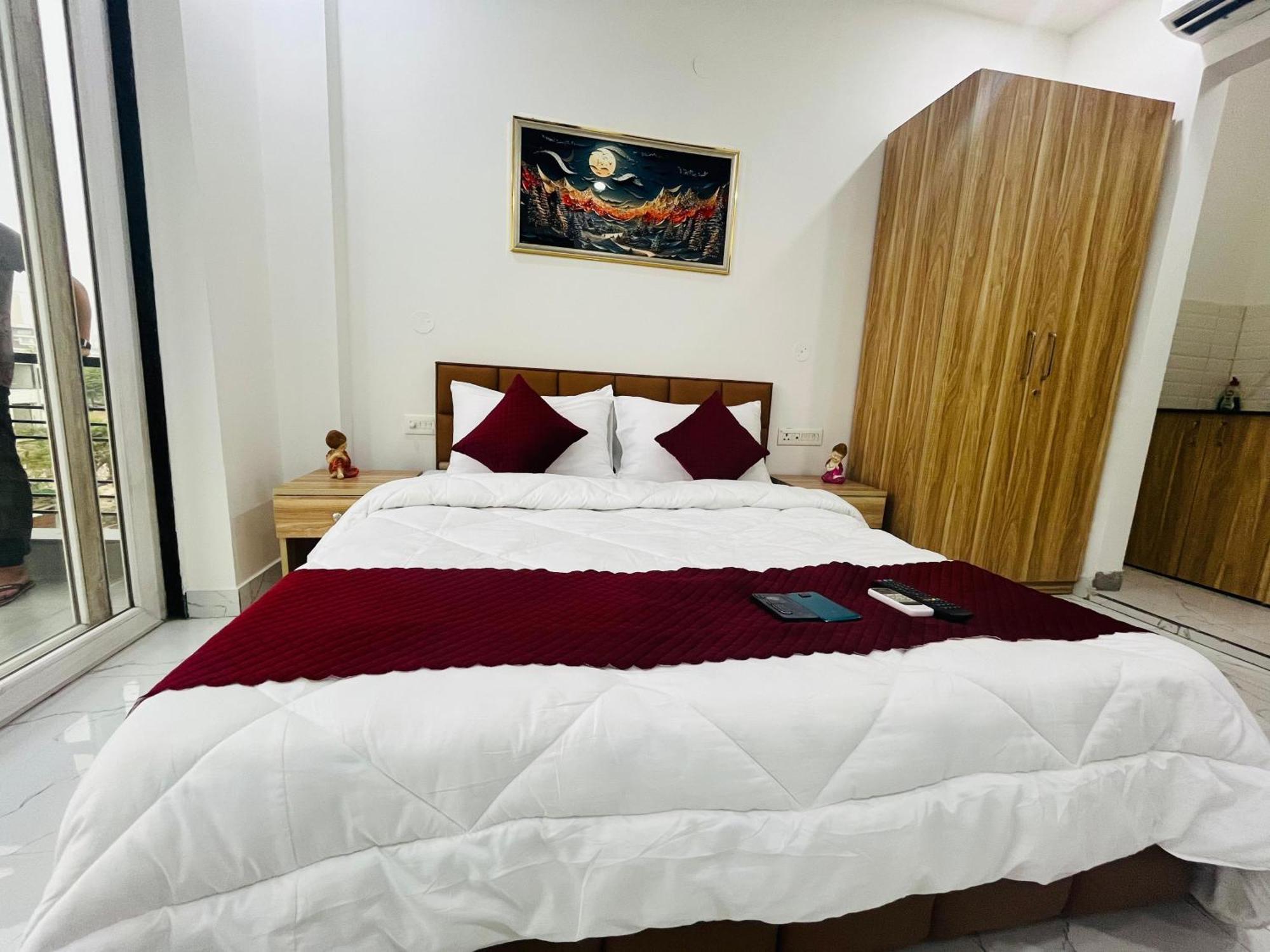 The Lodgers Studio Apartment Infront Of Artemis Hospital Gurugram グルガウン エクステリア 写真