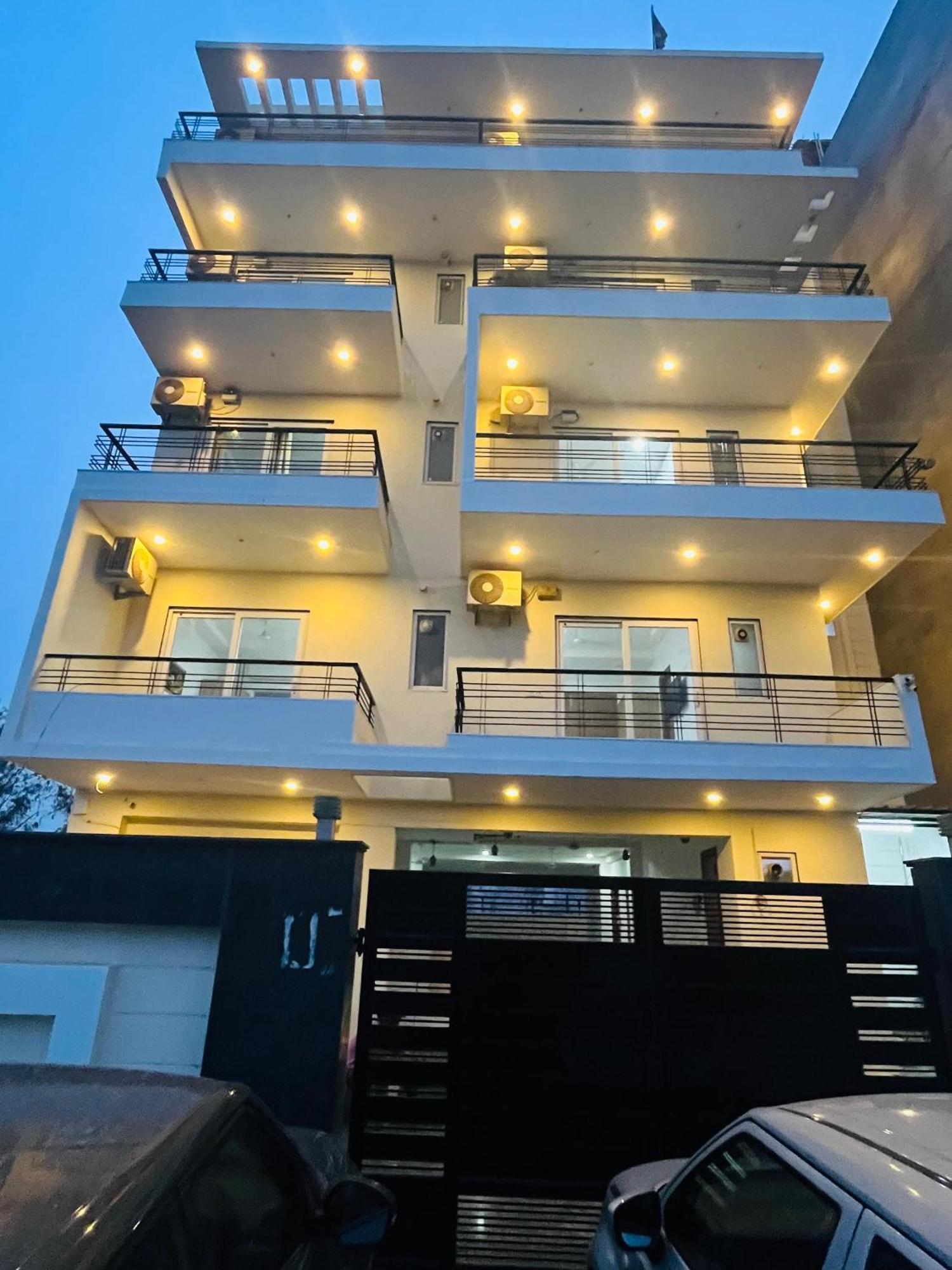 The Lodgers Studio Apartment Infront Of Artemis Hospital Gurugram グルガウン エクステリア 写真