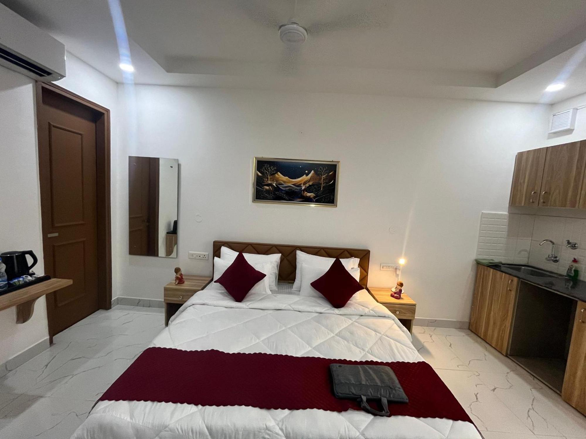 The Lodgers Studio Apartment Infront Of Artemis Hospital Gurugram グルガウン エクステリア 写真
