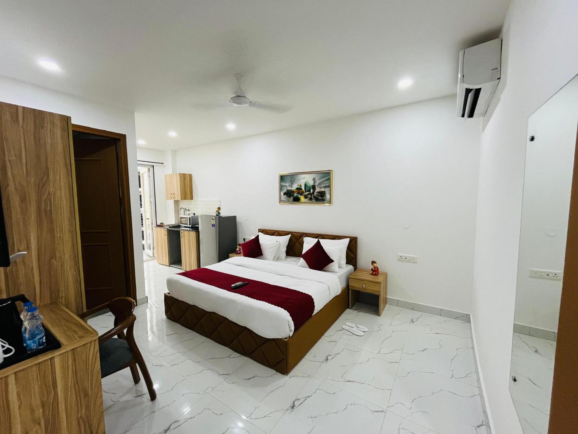 The Lodgers Studio Apartment Infront Of Artemis Hospital Gurugram グルガウン エクステリア 写真