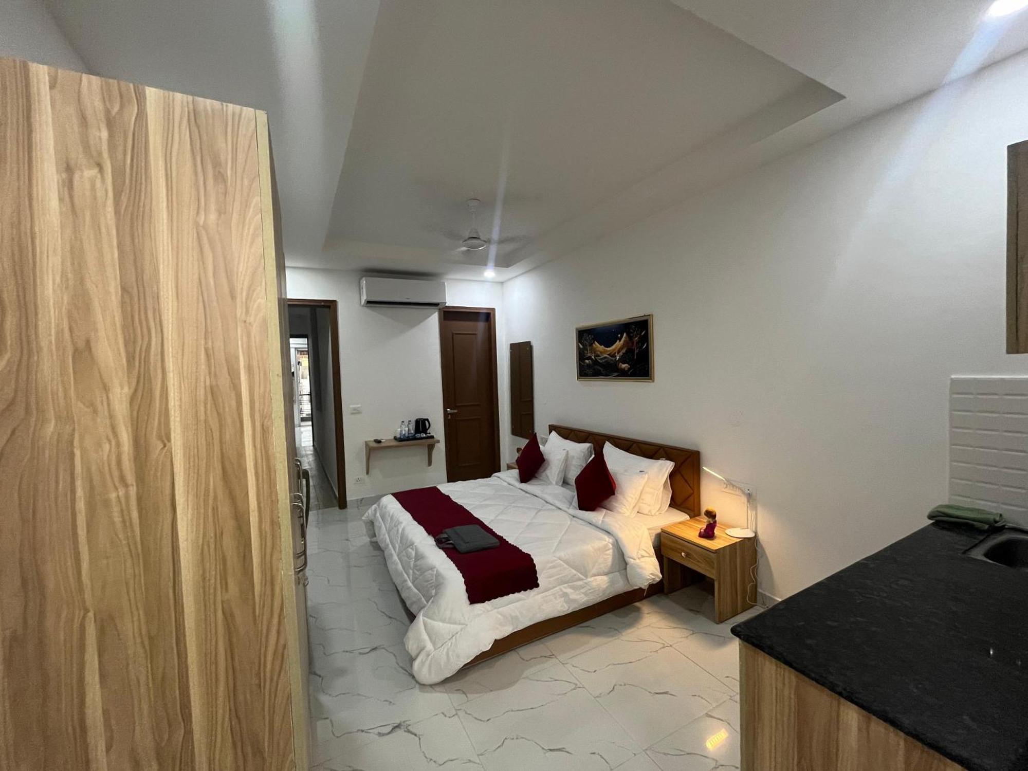 The Lodgers Studio Apartment Infront Of Artemis Hospital Gurugram グルガウン エクステリア 写真