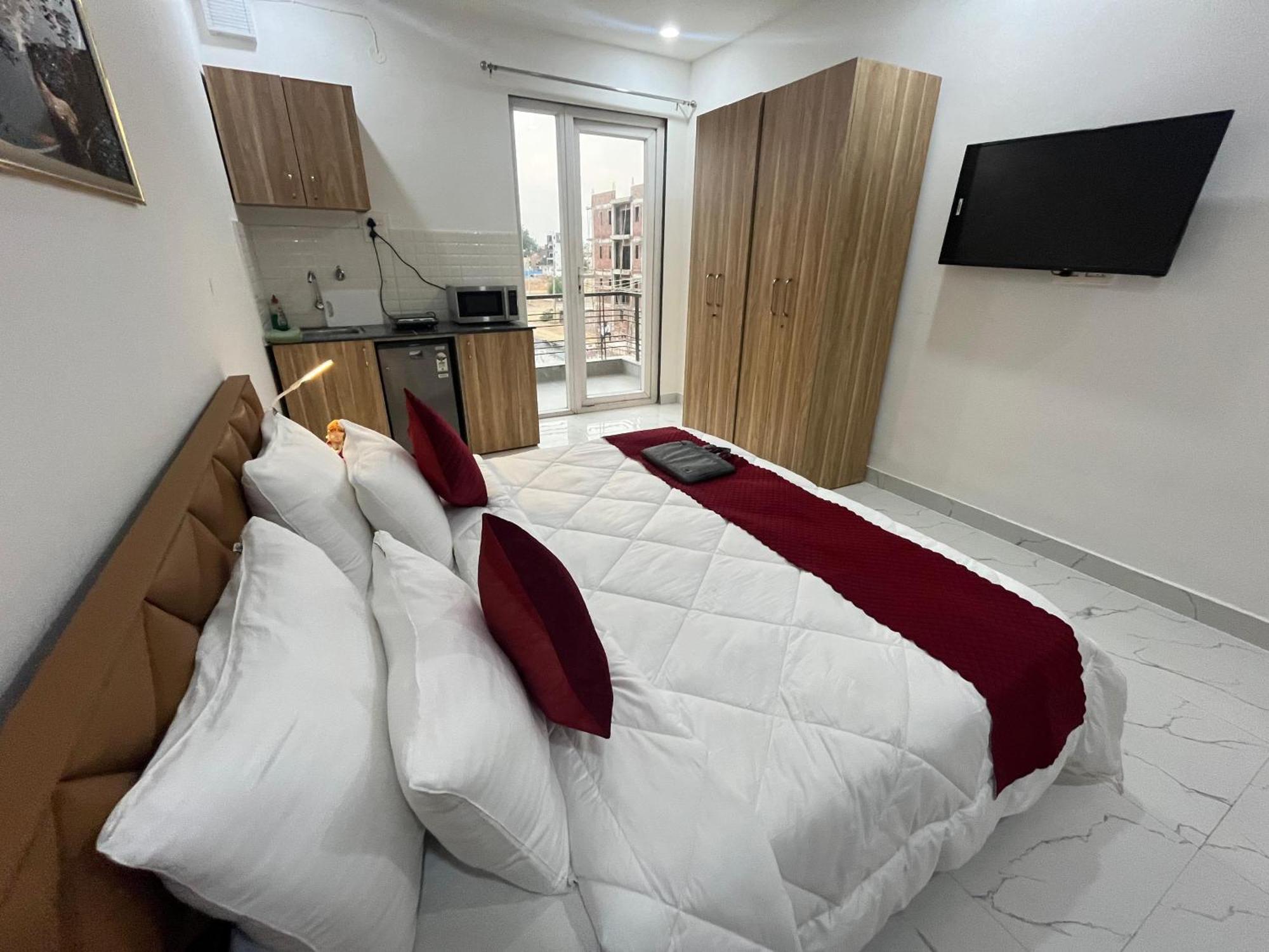 The Lodgers Studio Apartment Infront Of Artemis Hospital Gurugram グルガウン エクステリア 写真