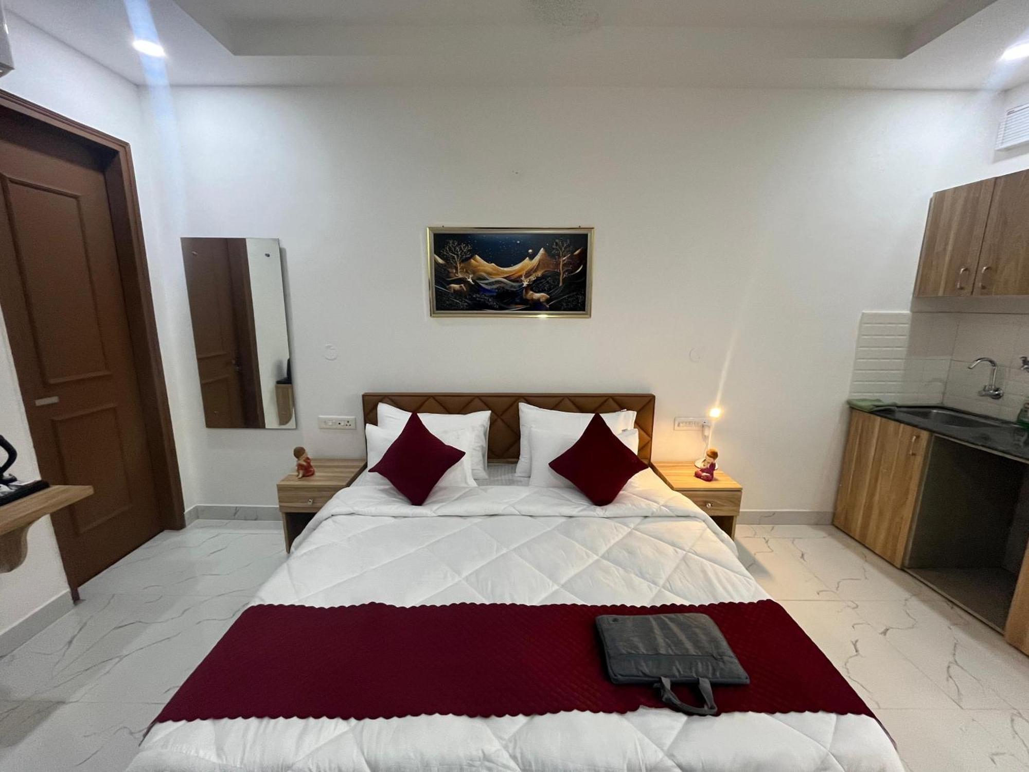 The Lodgers Studio Apartment Infront Of Artemis Hospital Gurugram グルガウン エクステリア 写真