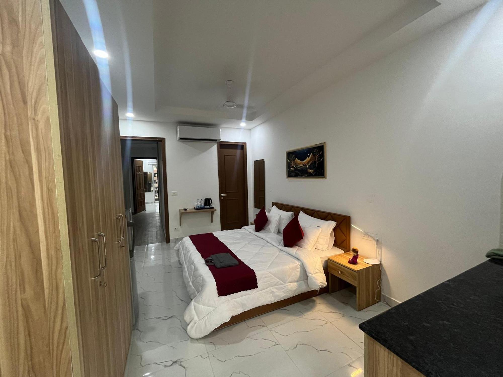 The Lodgers Studio Apartment Infront Of Artemis Hospital Gurugram グルガウン エクステリア 写真