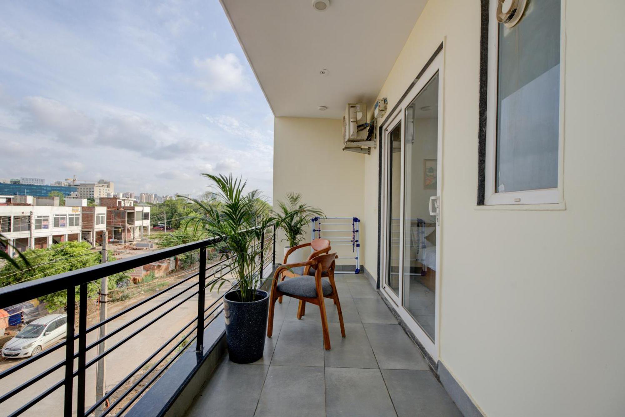 The Lodgers Studio Apartment Infront Of Artemis Hospital Gurugram グルガウン エクステリア 写真