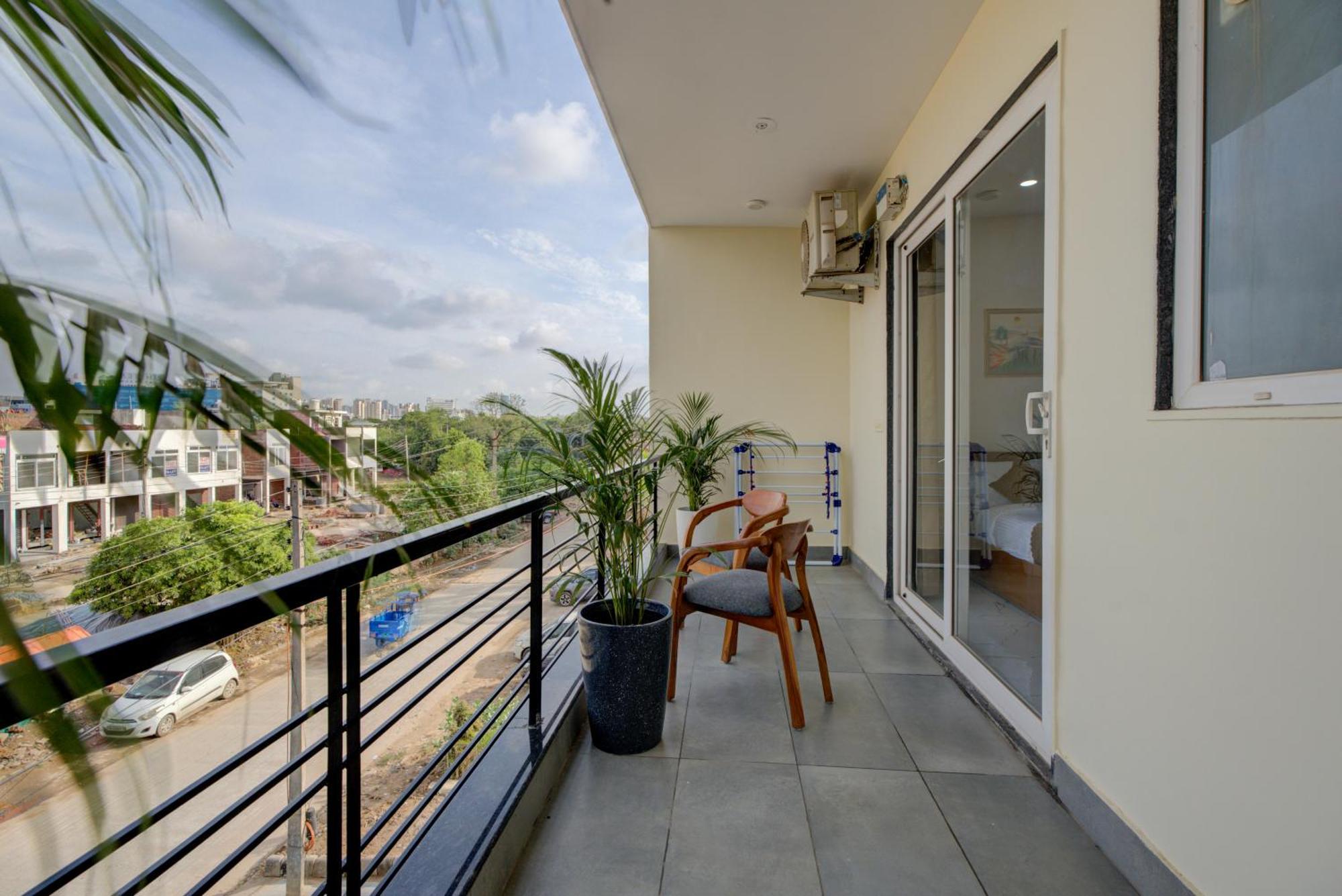 The Lodgers Studio Apartment Infront Of Artemis Hospital Gurugram グルガウン エクステリア 写真