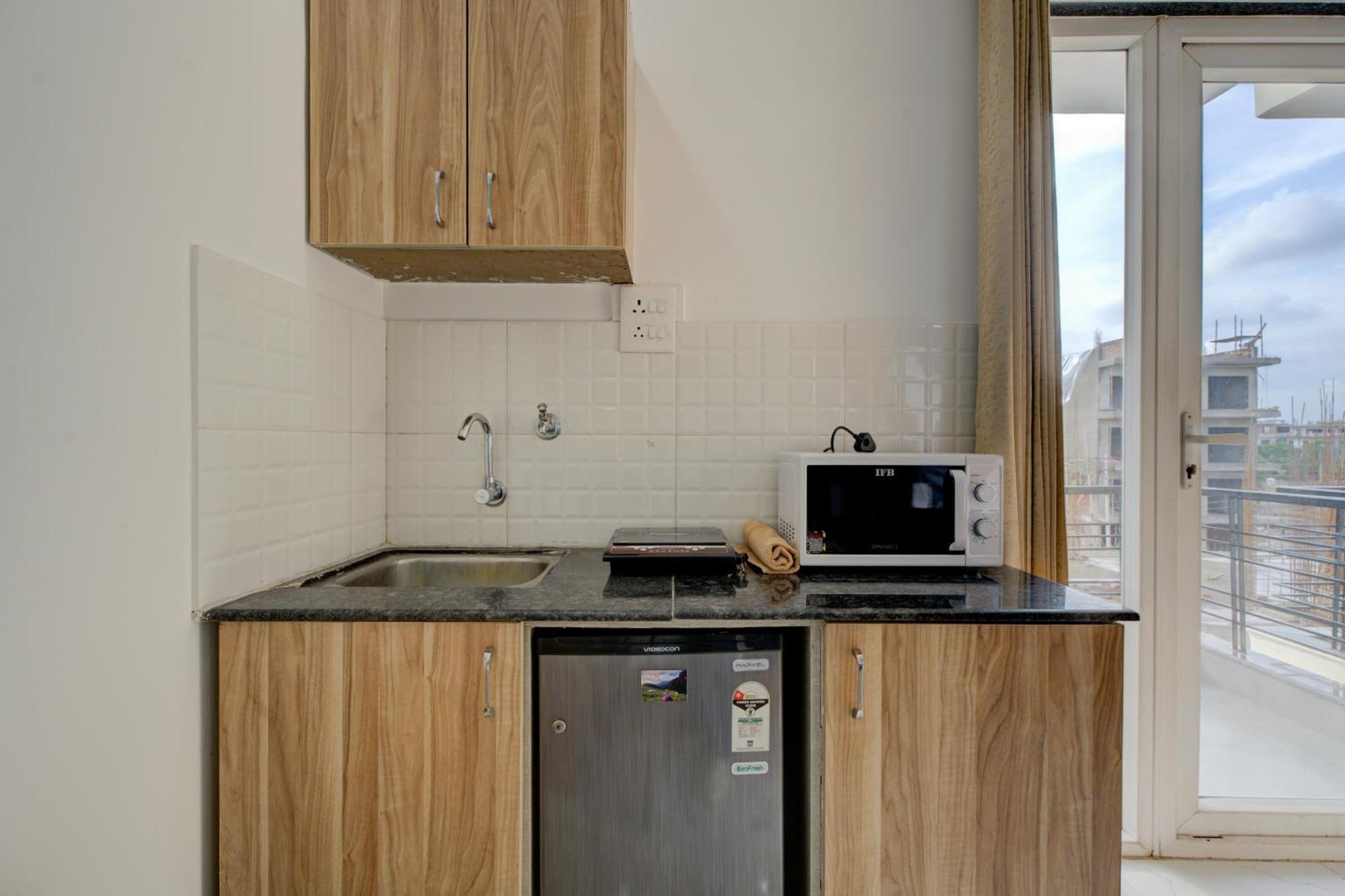 The Lodgers Studio Apartment Infront Of Artemis Hospital Gurugram グルガウン エクステリア 写真