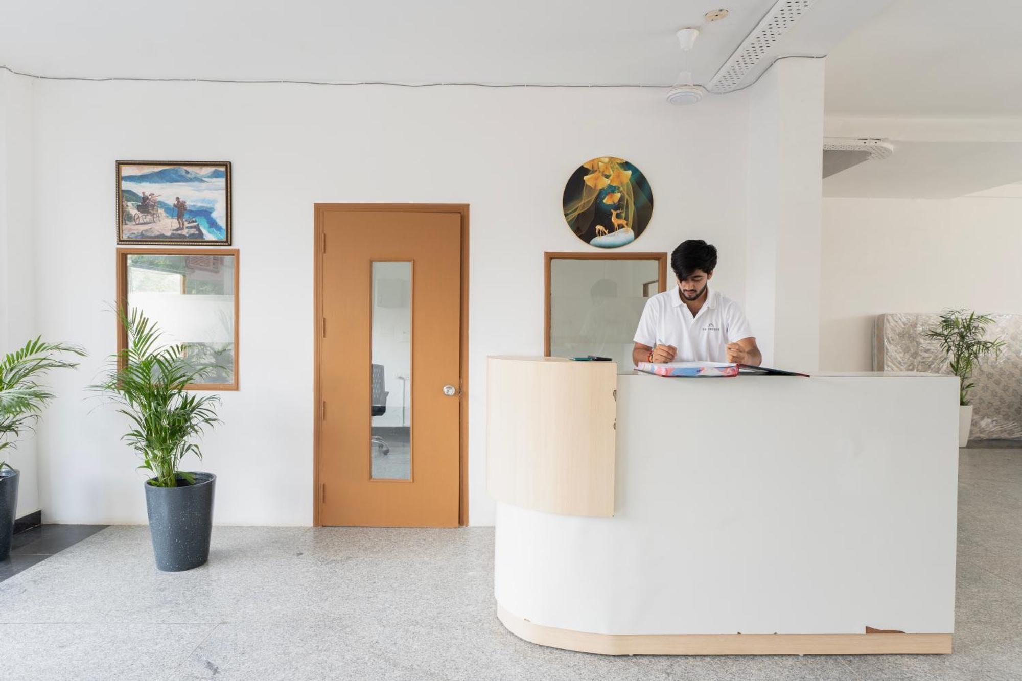 The Lodgers Studio Apartment Infront Of Artemis Hospital Gurugram グルガウン エクステリア 写真